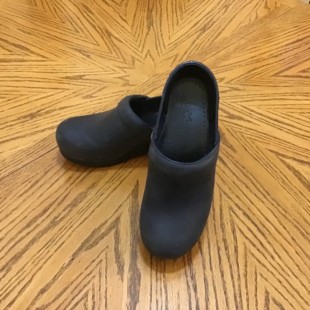 NAVY DANSKO LEATHER CLOGS 8.5